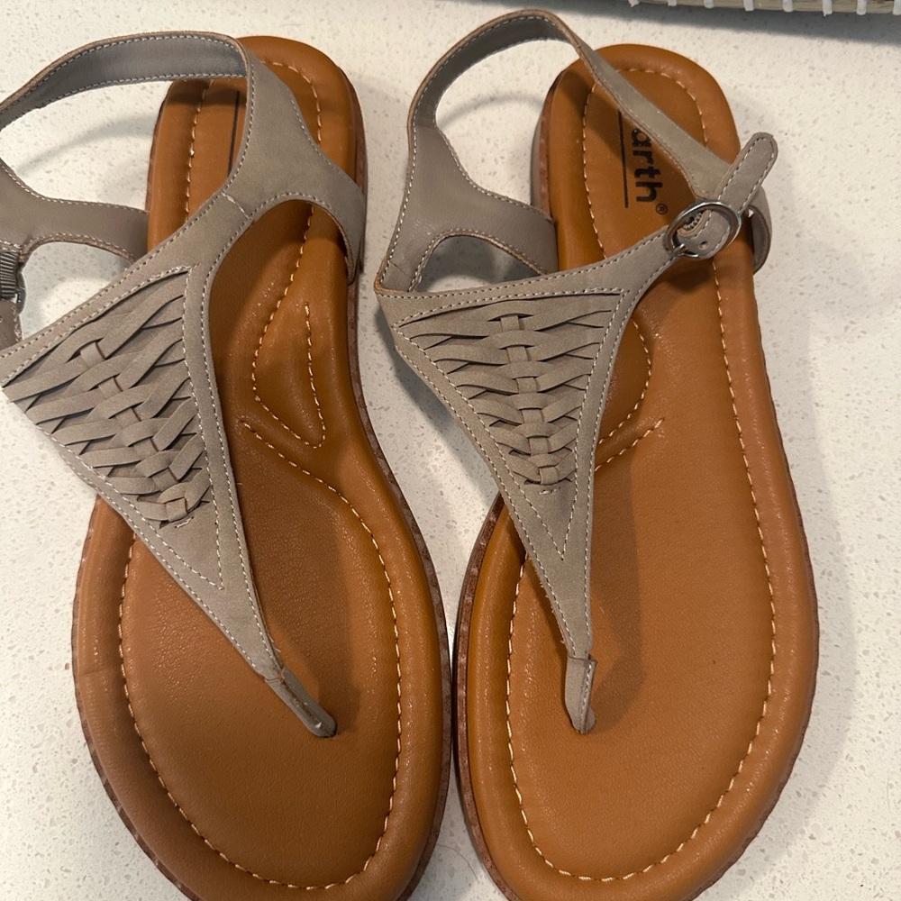 Earth Women's Gray Sandals